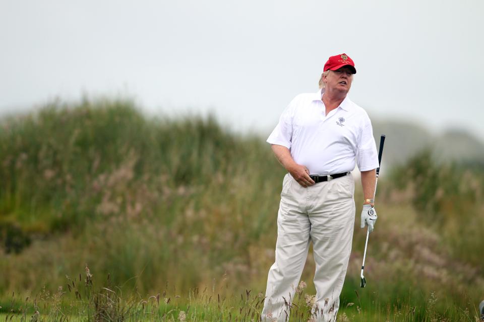Kritik Terhadap Presiden Trump Ketika Bermain Golf9
