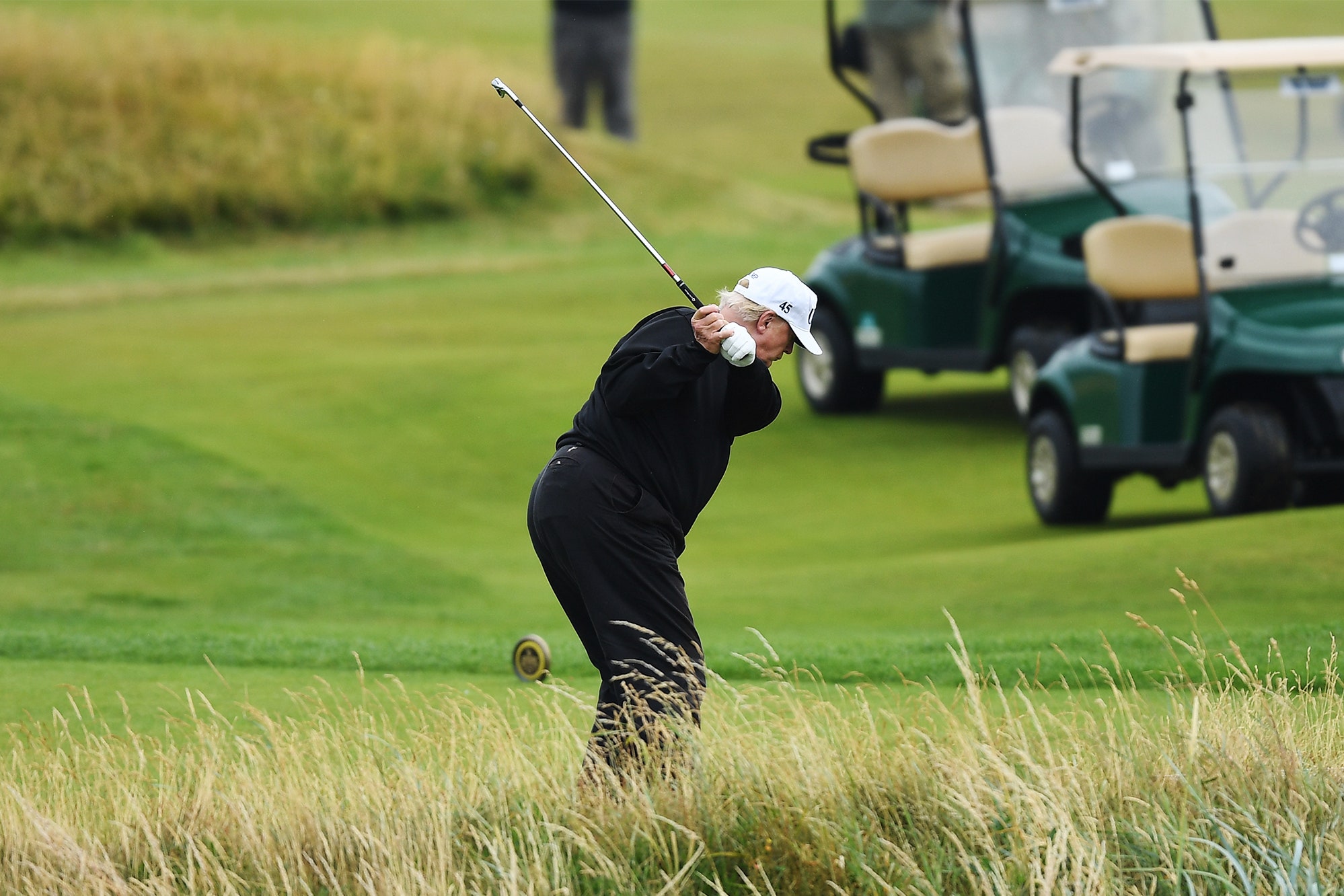 Kritik Terhadap Presiden Trump Ketika Bermain Golf